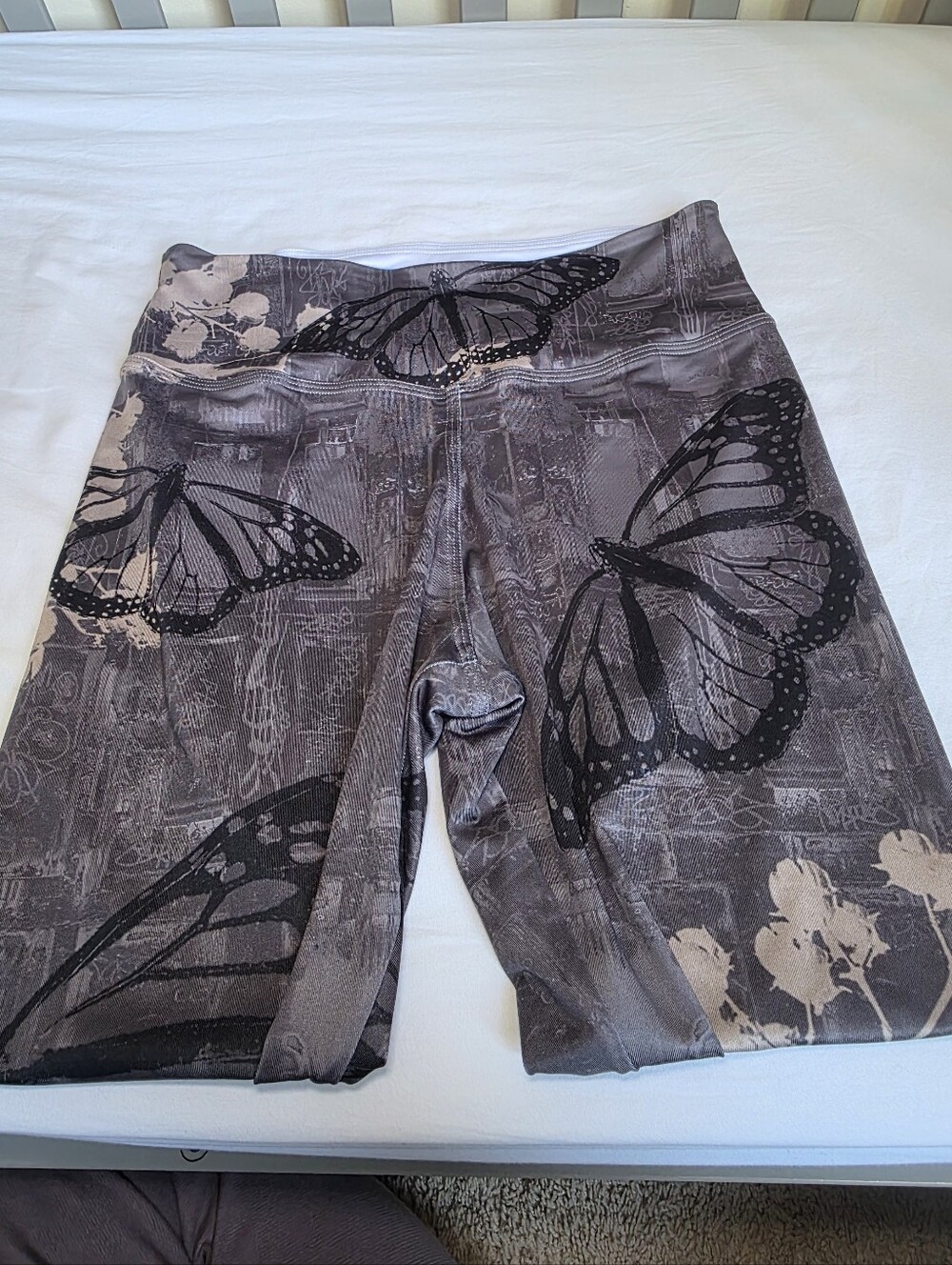 Inspire Gray Butterfly Print Womens Active Crop Leggings Size Large - Picture 2 of 9